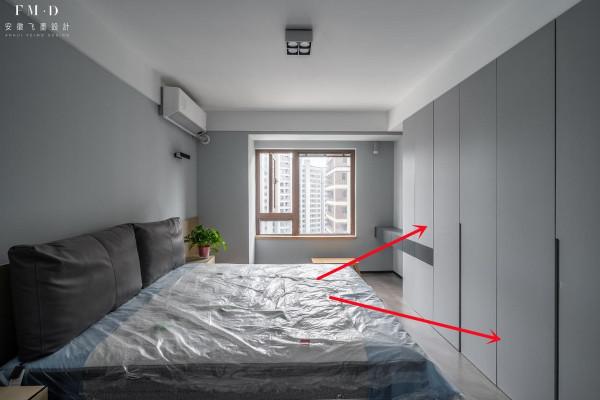 床對面空著浪費,定製一排衣櫃,儲物量大,連衣帽間都可以不要了 床對面空著浪費,定製一排衣櫃,儲物量大,連衣帽間都可以不要了