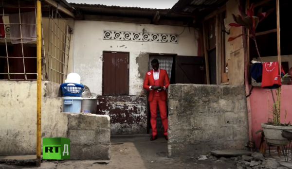 貧民窟裡的潮人:47歲的帥大叔,為了體面,寧可餓肚子也要買名牌 貧民窟裡的潮人:47歲的帥大叔,為了體面,寧可餓肚子也要買名牌