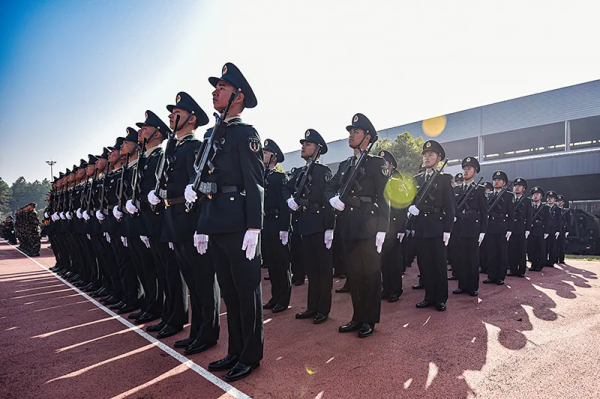 殺氣十足!火箭軍某部組織新兵大會操 殺氣十足!火箭軍某部組織新兵大會操