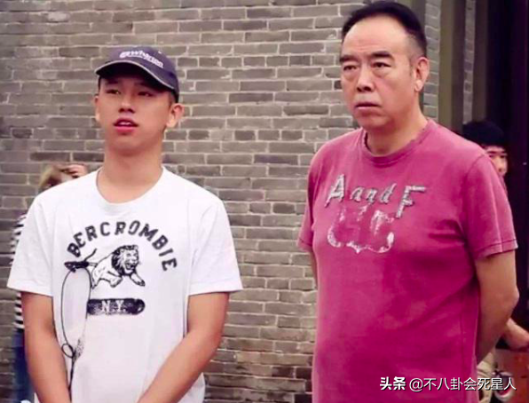 媽媽貌美如花，卻長得像爸的10位星二代，成龍子女都是大鼻子