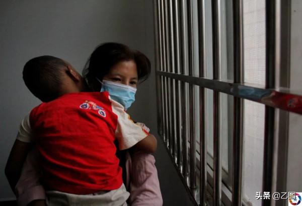 雲南男童一覺睡了四年,一天頂多醒來一小時,媽媽苦盼奇蹟發生 雲南男童一覺睡了四年,一天頂多醒來一小時,媽媽苦盼奇蹟發生