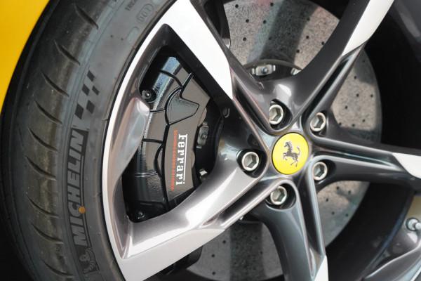 體驗法拉利SF90 Spider，千匹馬力敞篷混動超跑，2.5秒即可破百