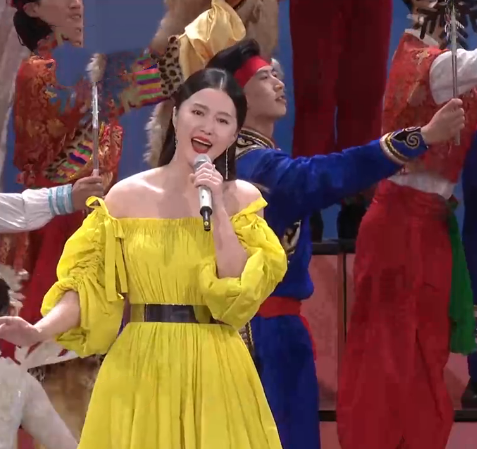 春晚女星戰袍大PK：李宇春時尚，趙麗穎最美，張小斐的大衣上熱搜