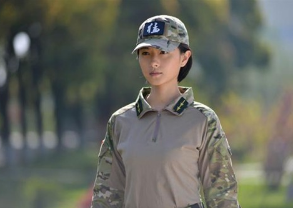 濃妝豔抹就別演軍人了!這8位女星告訴你,什麼才是颯爽英姿 濃妝豔抹就別演軍人了!這8位女星告訴你,什麼才是颯爽英姿