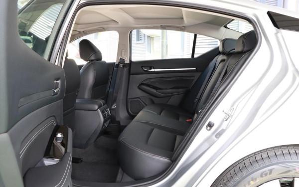 年底買車怎麼選？這3款合資中型車能優惠2萬起，天籟、君威均在榜