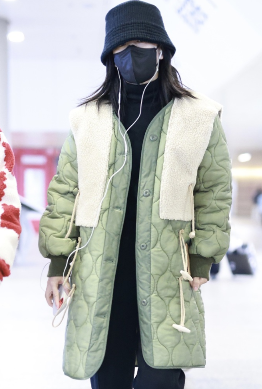 &OpenCurlyDoubleQuote;謝娜&rdquo;的衣品終於逆襲！穿牛油果綠棉服配運動褲，減齡如同18歲