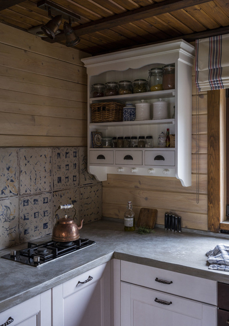 夫妻隱居深山，就地取材造房子，36㎡微型房屋，還帶露臺和桑拿房