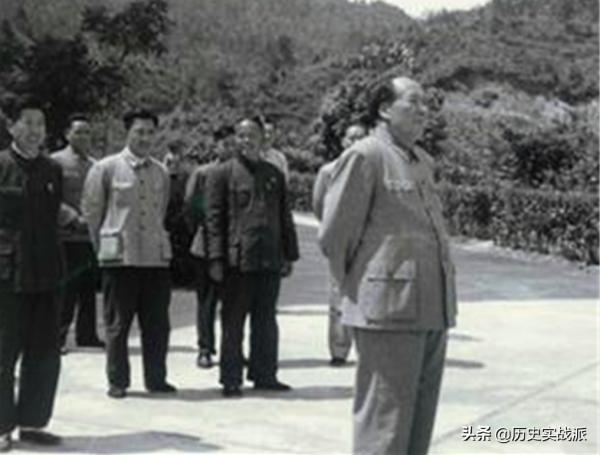 1965年,毛主席在武漢接見張平化,毛主席:你陪我回一趟井岡山吧 1965年,毛主席在武漢接見張平化,毛主席:你陪我回一趟井岡山吧