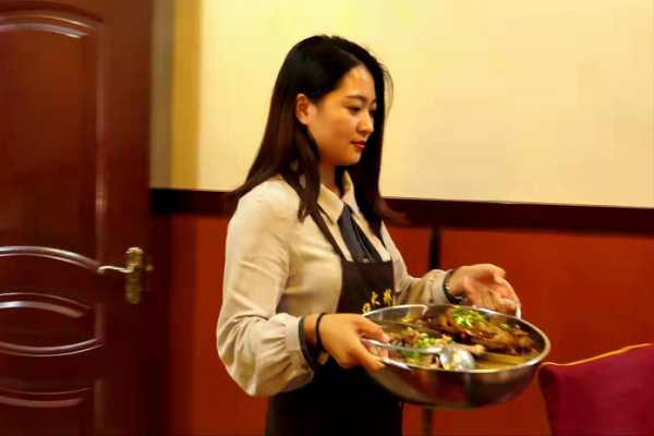 安徽美女燉大鵝,一鍋260送8個配菜,男粉跑幾百公里只為一睹芳容 安徽美女燉大鵝,一鍋260送8個配菜,男粉跑幾百公里只為一睹芳容