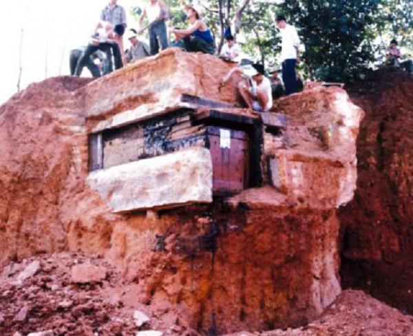 1986年福建一操場，挖出遺體完好的南宋夫妻墓，怎麼儲存的？