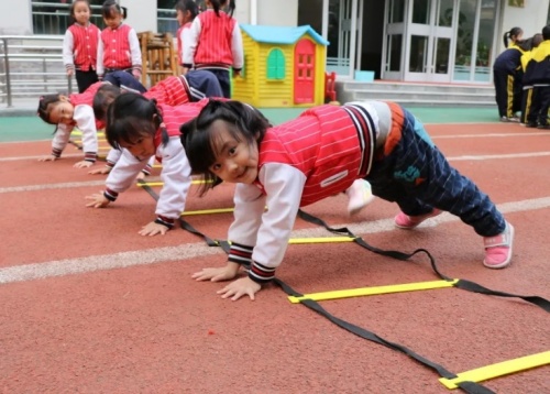 早操活力燃爆小宇宙,聽說爸爸媽媽也來圍觀啦 早操活力燃爆小宇宙,聽說爸爸媽媽也來圍觀啦