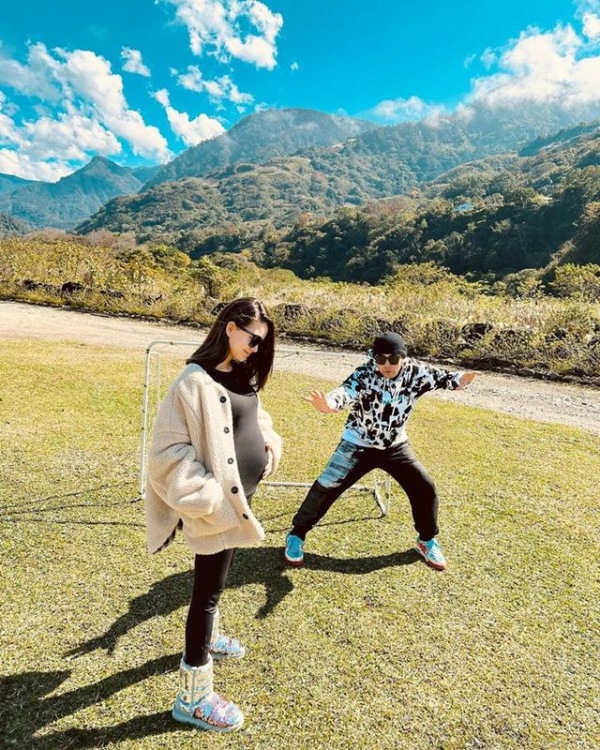 昆凌懷三胎後首次公開露面，全身照曝光身材變富態，5月孕肚搶鏡