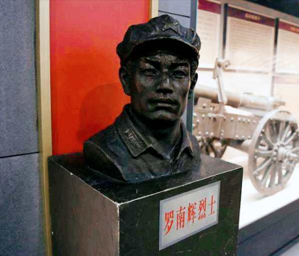 1931年我黨軍委書記被捕，寫信告訴獄長不想出獄，獄長：快攆走
