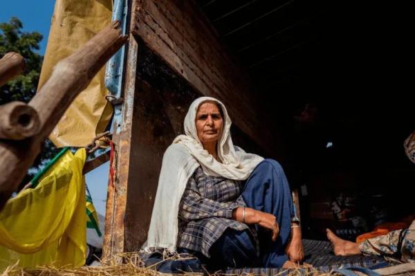 3年前，74歲大媽生下雙胞胎，現坦言：後悔做出這樣的選擇