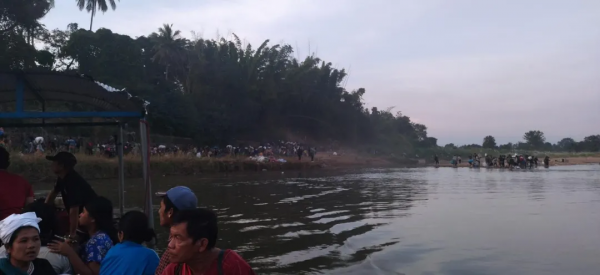 緬甸妙瓦底難民營，炮彈掉落瞬間，伴隨著尖叫聲，難民四散逃開