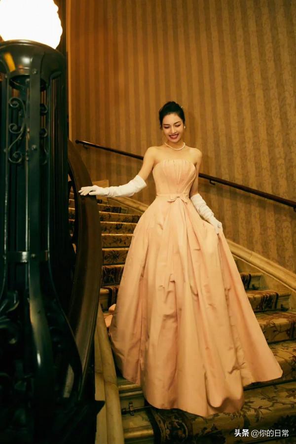 鍾楚曦活動造型