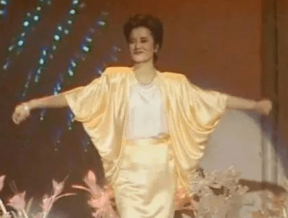 春晚40年女星造型史，前衛絕美的開創時尚，混進奇怪好笑的更搶戲