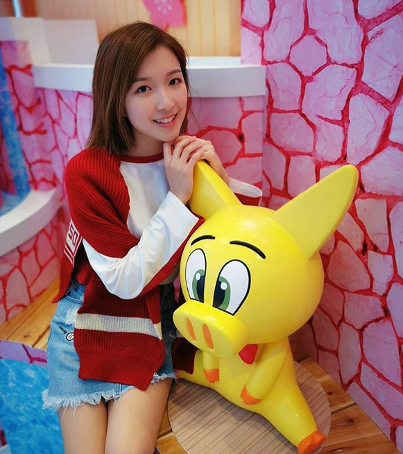 李澤楷小女友罕見亮相，穿T恤牛仔褲像學生妹，溫柔又甜美