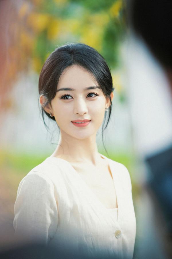 趙麗穎中秋桂花香寫真曝光 素色長裙搭低馬尾溫婉清麗 趙麗穎中秋桂花香寫真曝光 素色長裙搭低馬尾溫婉清麗