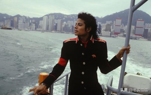 34年前,邁克爾·傑克遜來到中國:被水牛嚇退,抱孩子手法熟練 34年前,邁克爾·傑克遜來到中國:被水牛嚇退,抱孩子手法熟練