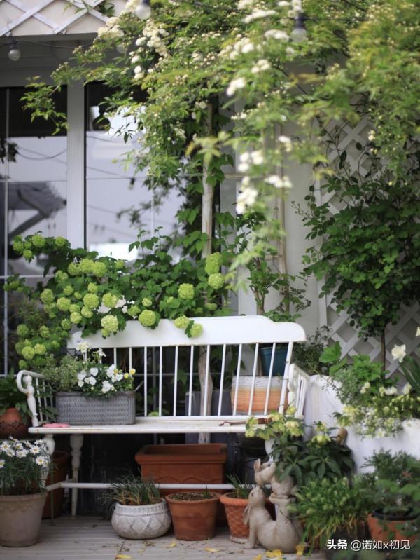 我的露臺花園標誌性的白色長椅