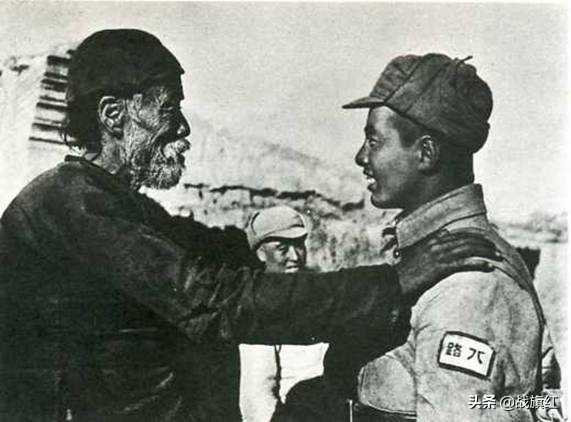 通訊員一人挑9條槍，步行13天終於找到縣大隊，路上九死一生