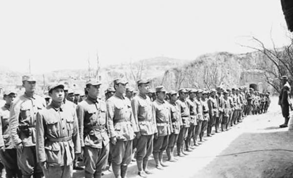 16歲少年瞞著父母參軍，18年後成副司令返鄉，母親：長官你找誰