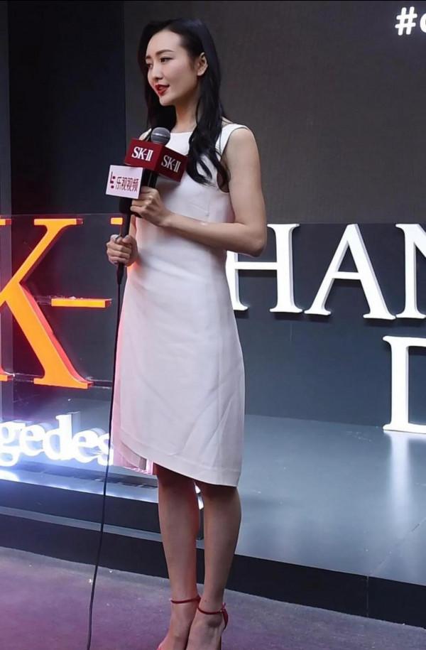 王鷗白裙打扮活動現場近距離抓拍原生態無修復超清原圖