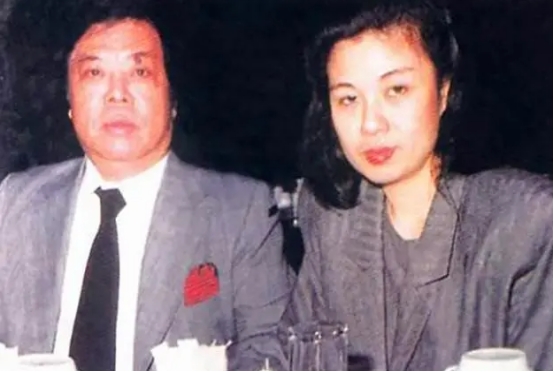 父親生前打下千億家產，20年蟬聯首富，交給女兒5年敗光資產成負