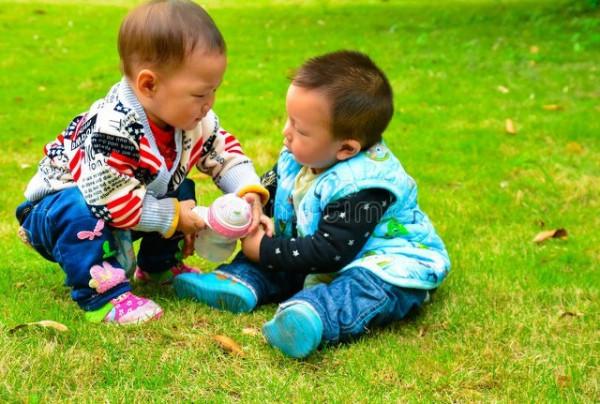 「軒軒媽育兒團隊」都是我的，不許動！寶寶佔有慾強怎麼辦？