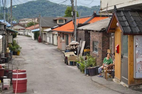 韓國農村空巢老人太慘！出門全靠走，村落十室三空，留守皆老人