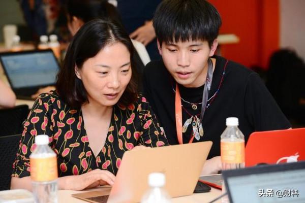 從前臺小妹到阿里總裁，童文紅跟馬雲幹了21年，如今怎麼樣了？