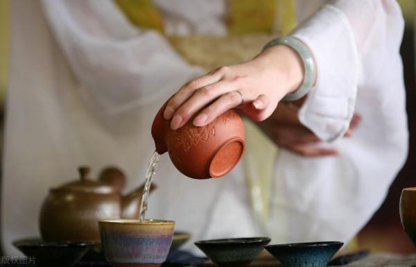 神話故事中神農是如何發現茶能解毒呢？