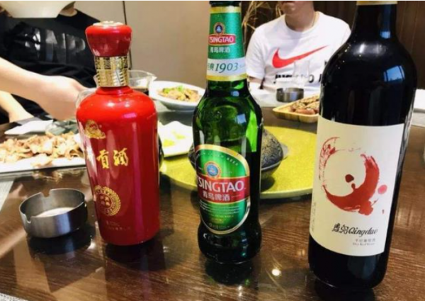 農村酒席“怪象”：悶頭吃菜的多了，大口喝酒的少了，什麼情況？