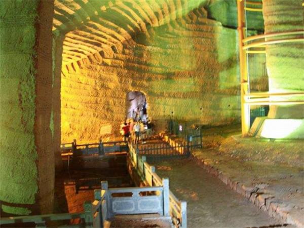 1992年浙江村民抽乾水潭，發現千年宮殿，已成為4A級旅遊風景區