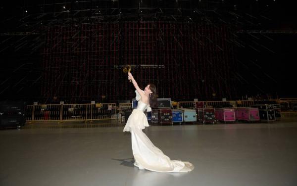 感謝所有溫暖！新晉影后張小斐曬與金雞獎盃合照