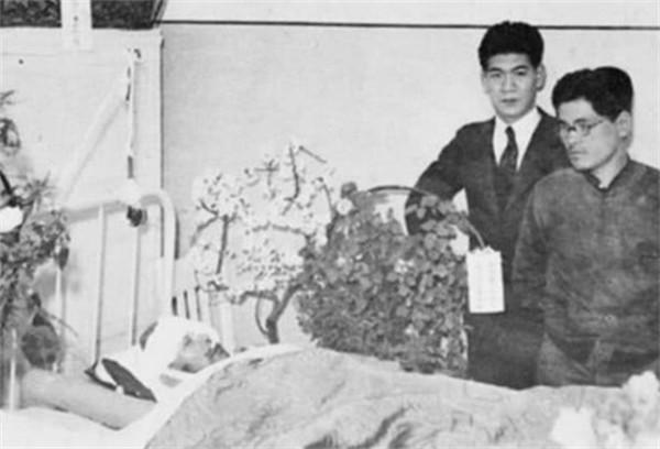 戴笠請50個漢奸吃飯，坐下後，他說：現在公開逮捕名單