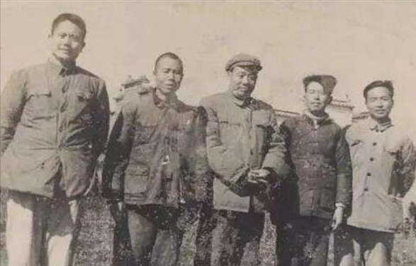 60年，毛主席緊急命汪東興回京：我身邊“鼠害”太多，趕緊回來抓