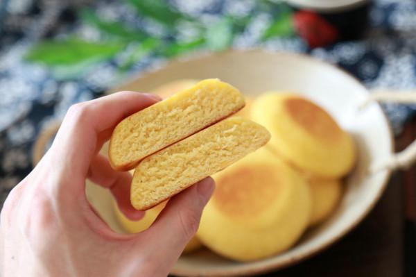 簡單快手的粗糧玉米麵餅,煎一下就出鍋,香甜細膩 簡單快手的粗糧玉米麵餅,煎一下就出鍋,香甜細膩