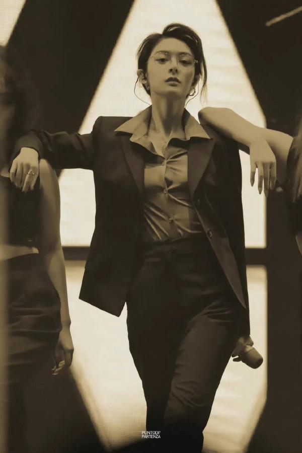 傅菁完美拿捏氛圍感 張張絕