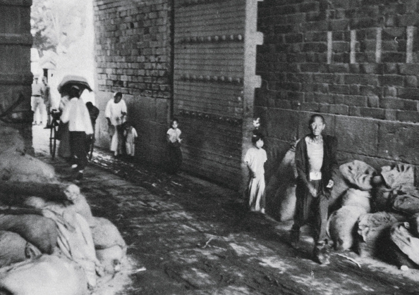 被美人計策反的司令員,因求助戰友曝光蹤跡,被送公審判刑才知悔改