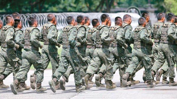 買了飛機沒人開，臺軍曝107名飛行員巨大缺口，找簡柏丞來試試？