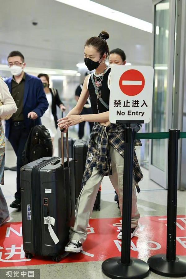 劉雯私服,小背心配牛仔褲,腰間繫著格子衫,好活力的大表姐 劉雯私服,小背心配牛仔褲,腰間繫著格子衫,好活力的大表姐