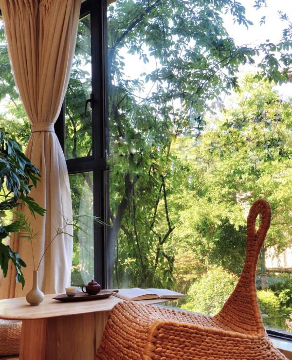 她的家一切從簡，客廳不放電視，不做任何修飾，卻處處充滿高階感