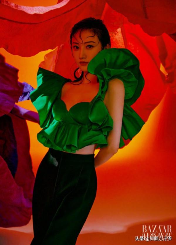 楊冪、景甜和任達華女兒拍雜誌撞衫,誰更勝一籌? 楊冪、景甜和任達華女兒拍雜誌撞衫,誰更勝一籌?