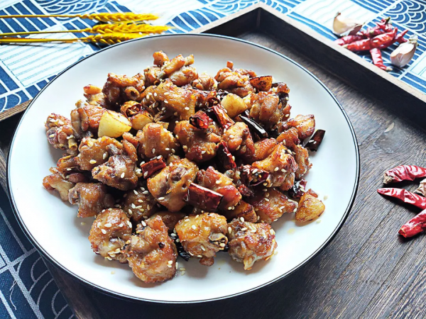 這幾道乾煸菜，焦香四溢，麻辣過癮，下酒又下飯