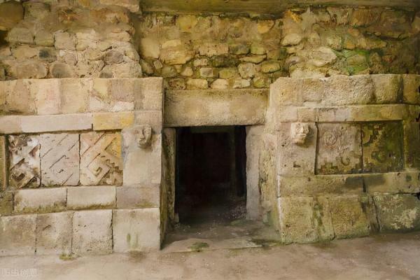 1976年，一農民在麥田中挖出一列磚牆，考古學家發現底下有古墓