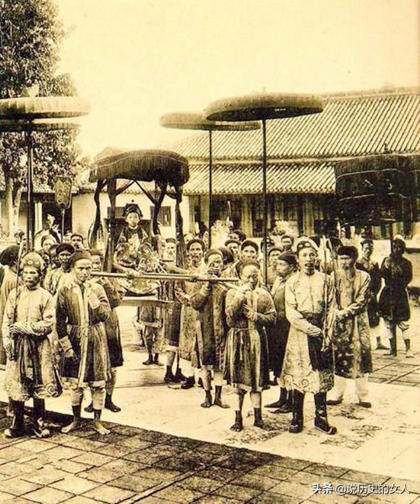 越南總統吳廷琰被殺：衛兵對準他的後頸連開3槍，眼睛都被打飛