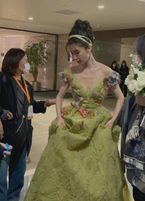 芭莎慈善夜紅毯絕了!景甜張彬彬、楊冪陳偉霆發糖,baby豔壓全場 芭莎慈善夜紅毯絕了!景甜張彬彬、楊冪陳偉霆發糖,baby豔壓全場