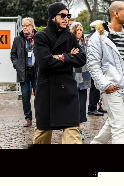 卡其+黑，很適合男士的一種搭配，冬季這樣穿時髦有氣場